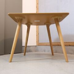 ISSEIKI(一生紀)のLUNETTE(リュネット) オーク材 ダイニングテーブル。動線を確保できる半円形のラウンドテーブル。明るい色がやさしい空間に。北欧スタイルやナチュラルモダンなどにオススメ♪の画像