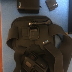 GoPro HERO7本体＋バッテリー2個＋純正のバッテリー用充電器＋純正のチェストマウントの画像