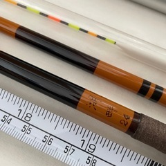 ヘラブナ釣り　竿、竿かけ、針外し、ウキ、パラソルの画像