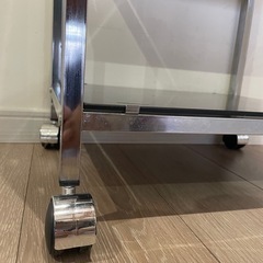 キャスター付きのシックなラックの画像