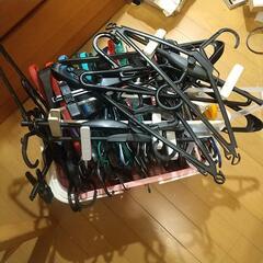 ハンガーとカゴ