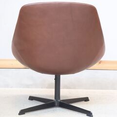 FLYMEe Noir(フライミーノワール)のラウンジチェアです。本革とファブリックのバイカラーが目を引くスタイリッシュなソファは、ロータイプのフォルムでモダンな印象に♪オフィスにもオススメです！