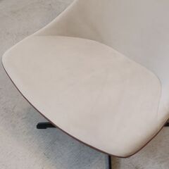 FLYMEe Noir(フライミーノワール)のラウンジチェアです。本革とファブリックのバイカラーが目を引くスタイリッシュなソファは、ロータイプのフォルムでモダンな印象に♪オフィスにもオススメです！