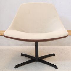 FLYMEe Noir(フライミーノワール)のラウンジチェアです。本革とファブリックのバイカラーが目を引くスタイリッシュなソファは、ロータイプのフォルムでモダンな印象に♪オフィスにもオススメです！