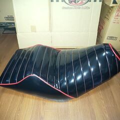 フュージョン カスタム シート 黒×赤 タックロール 三段シート！？ ワンオフ品 FUSION MF02 東京調布、三鷹発の画像