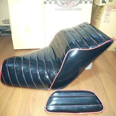 フュージョン カスタム シート 黒×赤 タックロール 三段シート！？ ワンオフ品 FUSION MF02 東京調布、三鷹発の画像