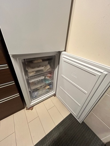 美品‼️冷蔵庫 鏡面 23年製 Hisense 135l 配送3000~ (北すず) 通谷のキッチン家電《冷蔵庫 》の中古あげます・譲ります｜ジモティーで不用品の処分