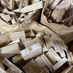 薪　キャンプ・ストーブなどに　木工屋から出る薪　カット加工済み　引き取りのみ　冬キャンプ　　バーベキューのお供に7.2.13の画像