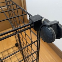 黒いラック　キャスター付きの画像