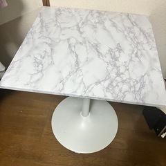 ダイニングテーブルの画像