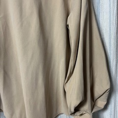 袖が特徴的なデザインのブラウスの画像