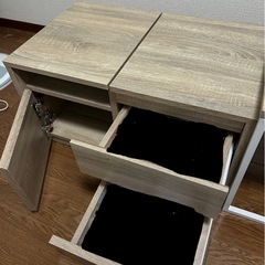 ドレッサー付きテーブルの画像