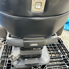 タカラベルモント製のスタンダード理容椅子　プラスの画像