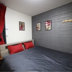 シングルベッドのベッドフレーム4つ　クイーンベッドのベッドフレームとマットレス1つ　冷蔵庫4つの画像