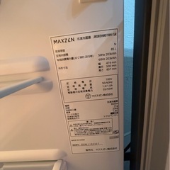 シングルベッドのベッドフレーム4つ　クイーンベッドのベッドフレームとマットレス1つ　冷蔵庫4つの画像