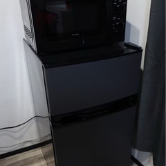 シングルベッドのベッドフレーム4つ　クイーンベッドのベッドフレームとマットレス1つ　冷蔵庫4つの画像