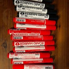 ホワイトボードW1800×H905mm サイズとたくさんのマーカーの画像