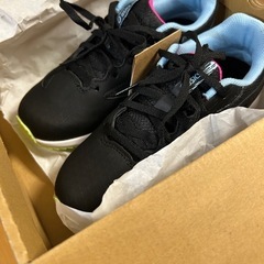 【新品】アシックス 黒 スニーカー（22.5cmの画像