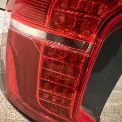 ボルボxc90 テールランプ左　ヒビありの画像