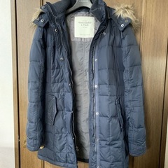 アバクロンビー&フィッチのダウンコート紺色の画像