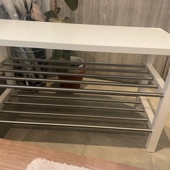 玄関で椅子代わりになるシューズラック