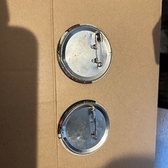 我愛羅とサソリのピンバッジの画像