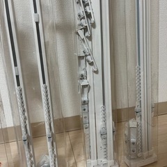 ニトリ伸縮式カーテンレール　5本セット（新品1、使用品4とのこと）フラン WH 2M/Wの画像
