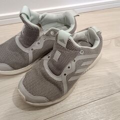 子供用シューズ　スニーカー　運動靴