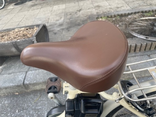 『ＳＡＬＥ　３０％』　電動自転車　ヤマハ　２０インチ　バッテリー　８．７ＡＨ　充電器　付き　3変速　白　配達可能