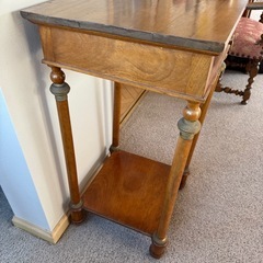 アンティーク調サイドテーブルの画像