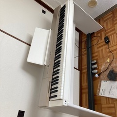 電子ピアノ　白　ペダルつき