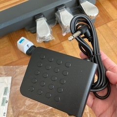 電子ピアノ　白　ペダルつきの画像