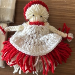 しっかりした生地のタオルとハンドメイドのホウキの画像