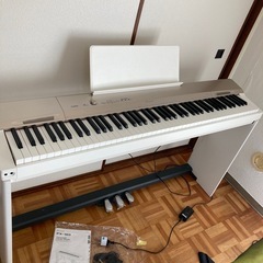 電子ピアノ　白　ペダルつきの画像