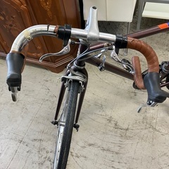 ☆値下げ☆K2502-437 ARAYA DIA 28インチ自転車 ロードバイク 年式表記無し 16段変速 後輪ブレーキの効きが悪いです（前輪ブレーキはOK） タイヤの空気抜けています 店頭では空気を入れることはできません キズ汚れ有り 現状お渡しの画像