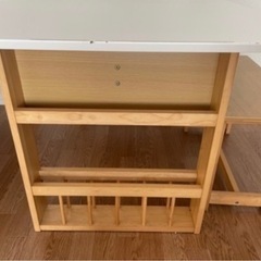 ダイニングテーブルとイスの画像