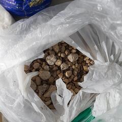 園芸用　石2種類、土混ざり石、藻やコケ落とし剤の画像