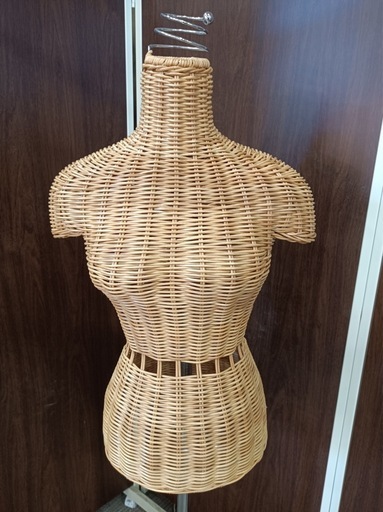 [八3488] 【美品】ラタン製トルソー　外形寸法　高さ1460㎜ 幅(腕から腕)420㎜ 奥行き(胸の位置)250㎜