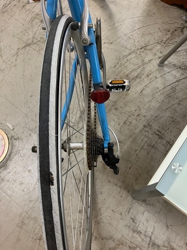 O2502-455 GIANT 28インチ自転車 ESCAPE クロスバイク 年式表記無し 24段変速 後輪ブレーキの効きが悪いです（
