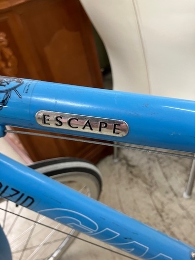 O2502-455 GIANT 28インチ自転車 ESCAPE クロスバイク 年式表記無し 24段変速 後輪ブレーキの効きが悪いです（
