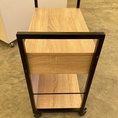 【kj043】中古美品　デスクワゴン サイドテーブル 小型収納ラック キャスター付き　キャビネット　ナチュラルデザイン　検)一人暮らし　ファミリー　冷蔵庫　洗濯機　オフィス　事務　テーブル　ラック　収納　家具　ソファ　キッチン 食器棚 ワゴン 棚 椅子 スツール チェアの画像