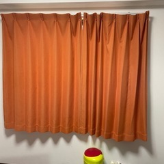 カーテン　オレンジの画像