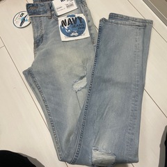 新品タグ付きメンズ スキニージーンズの画像