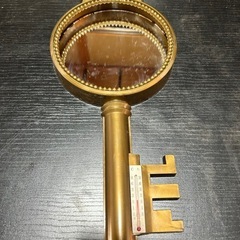金色の王冠デザインの鏡と温度計