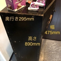 【お引取り決定しました】USED黒色木製三段カラーボックスと未開封チョコレート5個の画像