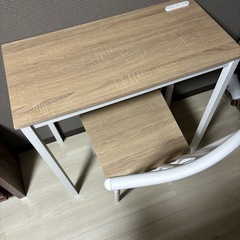 机と椅子の画像