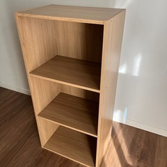 シンプルな本棚の画像