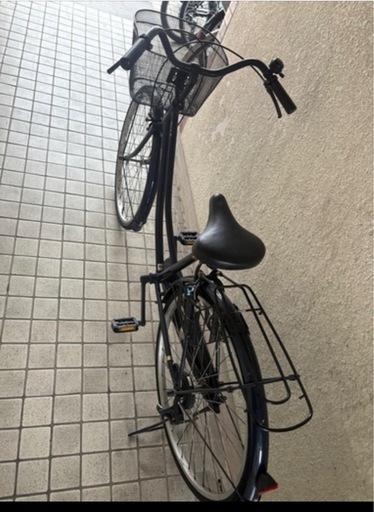 自転車売ります！ ケアンズを去るため自転車を売ります！ ギアチェンジ機能付きの自転車です。 セット内容: 自転車、エアポンプ、ヘルメット、金属製ロック、ワイヤーロック、前照灯、リアライト  ※金属製ロック用の予備キーが4.5個あります。 ※安心のための金属製ロックは 