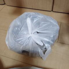 中古品食器（皿、コップ等）と中古焼き芋作る鍋とフライパン２個の画像