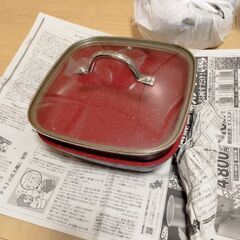 中古品食器（皿、コップ等）と中古焼き芋作る鍋とフライパン２個の画像